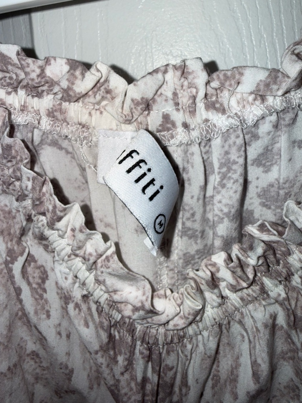 Off-Shoulder Snake Print Tiered Shirt Cropped - Taupe/White - Picture 3 of 3